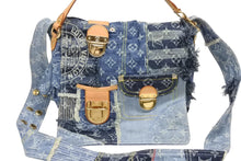 Load image into Gallery viewer, 極美品 LOUIS VUITTON ルイヴィトン パッチワーク ポスティ メッセンジャーバッグ M95374 モノグラムデニム ブルー 中古 4b008049