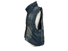 Load image into Gallery viewer, 新品未使用 FFFPOSTALSERVICE トリプルエフポスタルサービス BP VEST ダウンベスト サイズ4 ブルー タイダイ柄 中古 4b008160