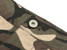 Load image into Gallery viewer, 新品未使用 FFFPOSTALSERVICE ポスタルサービス Wide Back Zip Cargo Pants ワイドバック ジップカーゴパンツ サイズ38 カモフラ柄 中古 4b008168