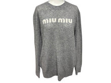 Load image into Gallery viewer, MIUMIU ミュウミュウ ニット セーター MML808 サイズ40 カシミヤ ウール インターシャロゴ グレー ホワイト 美品 中古 4b008197