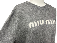 Load image into Gallery viewer, MIUMIU ミュウミュウ ニット セーター MML808 サイズ40 カシミヤ ウール インターシャロゴ グレー ホワイト 美品 中古 4b008197