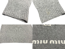 Load image into Gallery viewer, MIUMIU ミュウミュウ ニット セーター MML808 サイズ40 カシミヤ ウール インターシャロゴ グレー ホワイト 美品 中古 4b008197