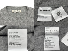 Load image into Gallery viewer, MIUMIU ミュウミュウ ニット セーター MML808 サイズ40 カシミヤ ウール インターシャロゴ グレー ホワイト 美品 中古 4b008197