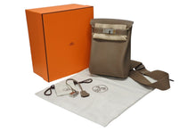 Load image into Gallery viewer, 新品未使用 エルメス HERMES ケリーアッカドPM W刻印 ワンショルダーバッグ エトゥープ シルバー金具 中古 4b008245