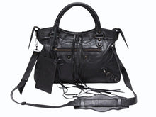 Load image into Gallery viewer, 極美品 BALENCIAGA バレンシアガ 2way ハンドバッグ ザ タウン 40579-1000-0021232 ブラック レザー 中古 4b008360