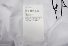 Load image into Gallery viewer, 新品未使用 CHROME HEARTS クロムハーツ × COMME des GARCONS コムデギャルソン 半袖Tシャツ ZI-T001 サイズXL DSM限定 22AW 中古 4b008448