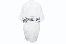 Load image into Gallery viewer, 新品未使用 CHROME HEARTS クロムハーツ × COMME des GARCONS コムデギャルソン 半袖Tシャツ ZI-T001 サイズXL DSM限定 22AW 中古 4b008448