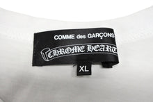 Load image into Gallery viewer, 新品未使用 CHROME HEARTS クロムハーツ × COMME des GARCONS コムデギャルソン 半袖Tシャツ ZI-T001 サイズXL DSM限定 22AW 中古 4b008448