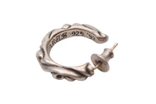 Load image into Gallery viewer, CHROMEHEARTS クロムハーツ HOOPSCROOL スクロールフープ ピアス 片耳 アクセサリー シルバーピアス &#39;97刻印 シルバー925 3.8g 美品 中古 4b008466