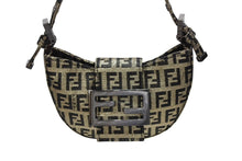 Load image into Gallery viewer, 極美品 FENDI フェンディ ミニクロワッサン ハンドバッグ 108BK00301 ズッキーノ柄 ブラック ゴールド キャンバス ブラック金具 中古 4b008565