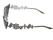 Load image into Gallery viewer, 限定1000本 極美品 LOUIS VUITTON ルイヴィトン キャッツアイ サングラス スワロフスキー 75BR6 サイズ 67□17 135 中古 4b008599