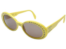 Load image into Gallery viewer, 極美品 CHANEL シャネル オーバル サングラス アイウェア 05256 30858 ココマーク ラインストーン イエロー 中古 4b008682