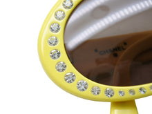Load image into Gallery viewer, 極美品 CHANEL シャネル オーバル サングラス アイウェア 05256 30858 ココマーク ラインストーン イエロー 中古 4b008682