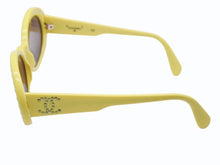 Load image into Gallery viewer, 極美品 CHANEL シャネル オーバル サングラス アイウェア 05256 30858 ココマーク ラインストーン イエロー 中古 4b008682