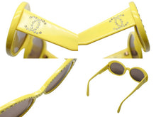 Load image into Gallery viewer, 極美品 CHANEL シャネル オーバル サングラス アイウェア 05256 30858 ココマーク ラインストーン イエロー 中古 4b008682