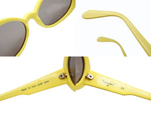 Load image into Gallery viewer, 極美品 CHANEL シャネル オーバル サングラス アイウェア 05256 30858 ココマーク ラインストーン イエロー 中古 4b008682