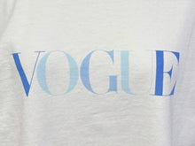 Load image into Gallery viewer, 極美品 VINTAGE ヴィンテージ 90&#39;s VOGUE MAGAZINE ヴォーグ マガジン 半袖Tシャツ サイズL ホワイト ブルー 中古 4b008692