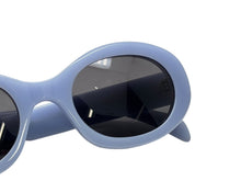 Load image into Gallery viewer, 新品同様 CELINE セリーヌ トリオンフ アセテートサングラス オーバル CL40194U イタリア製 ブルー シルバー金具 サイズ52◻︎22 中古 4b008854