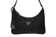 Load image into Gallery viewer, 極美品 PRADA プラダ ホーボー ワンショルダー RE-EDITION 2005 トライアングルロゴ ブラック ナイロン シルバー金具 1NE204 中古 4b008878