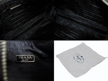 Load image into Gallery viewer, 極美品 PRADA プラダ ホーボー ワンショルダー RE-EDITION 2005 トライアングルロゴ ブラック ナイロン シルバー金具 1NE204 中古 4b008878