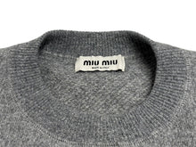Load image into Gallery viewer, 極美品 MIUMIU ミュウミュウ ニット ロゴ MML804 S232 1XS9 イタリア製 ウール カシミヤ グレー ホワイト サイズ38 中古 4b008883