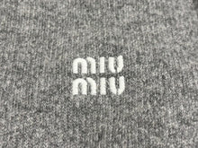 Load image into Gallery viewer, 極美品 MIUMIU ミュウミュウ ニット ロゴ MML804 S232 1XS9 イタリア製 ウール カシミヤ グレー ホワイト サイズ38 中古 4b008883