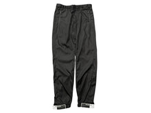 Load image into Gallery viewer, 極美品 PRADA プラダ ナイロンパンツ UP0008 S181 I18 ルーマニア製 ポリアミド ブラック サイズ46 中古 4b008886