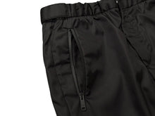 Load image into Gallery viewer, 極美品 PRADA プラダ ナイロンパンツ UP0008 S181 I18 ルーマニア製 ポリアミド ブラック サイズ46 中古 4b008886