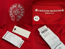 Load image into Gallery viewer, 新品未使用 CHROME HEARTS クロムハーツ ROLLER SKATES FTBL 長袖Tシャツ サイズXS ナンバリング ホースシュー レッド 中古 4b008897