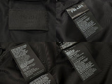 Load image into Gallery viewer, 極美品 PRADA プラダ 20SS ナイロンアノラックジャケット SGB407 S201 I18 FRANK OCEAN着用 トライアングルロゴ ブラック サイズL 中古 4b008952