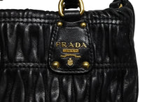 Load image into Gallery viewer, PRADA プラダ プリーツデザイン 2WAY ミニハンドバッグ ショルダーバッグ ロゴ レザー ブラック ゴールド金具 美品 中古 4b008959