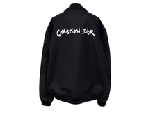 Load image into Gallery viewer, 極美品 Christian Dior クリスチャンディオール 24SS Varsity Jacket スタジャン 443L430A6105 サイズ54 スウェード ブラック 中古 4b009025