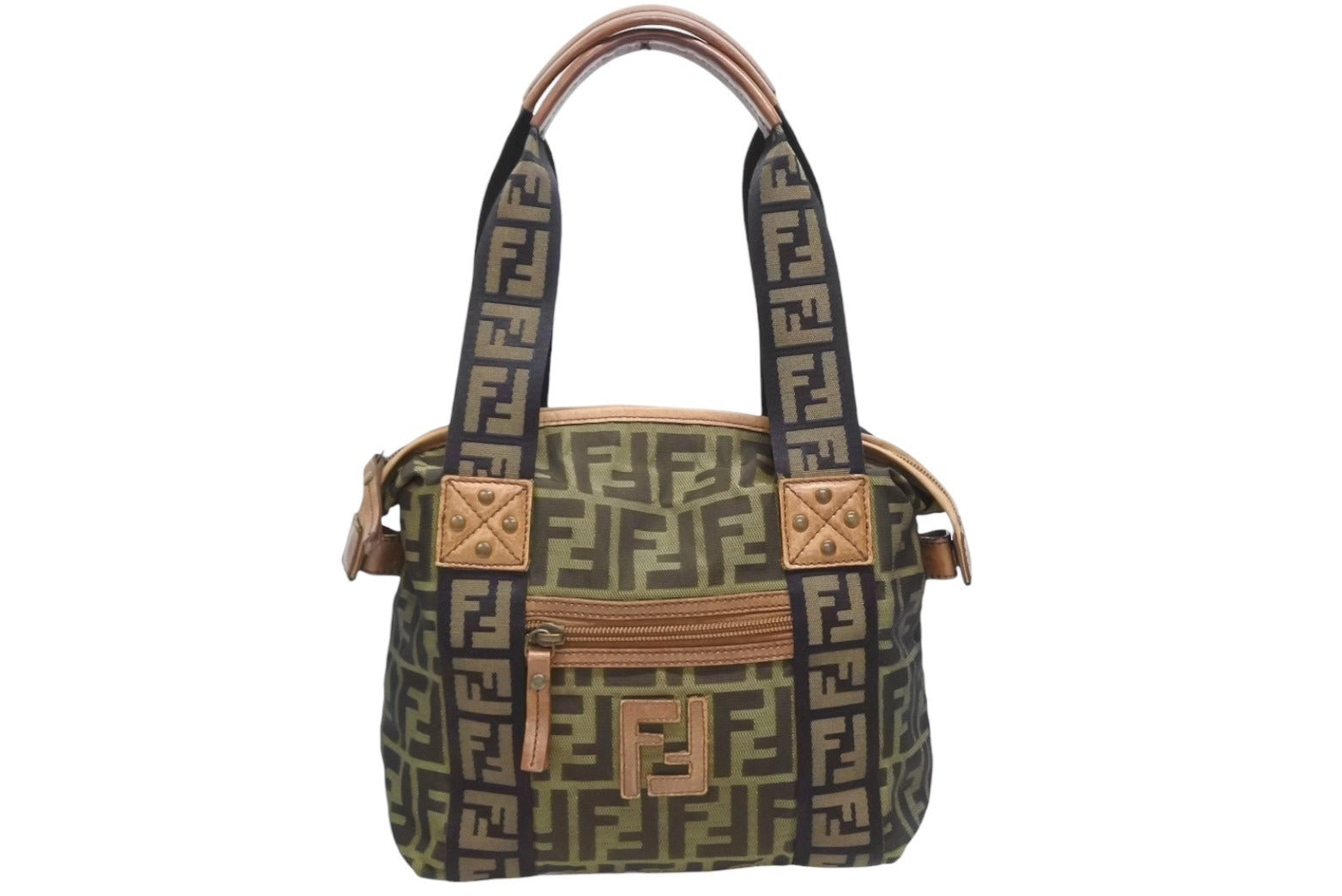 フェンディの新作バッグ「FFトート」ハンドルとバッグを繋ぐ“FFロゴ