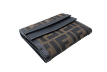 Load image into Gallery viewer, FENDI フェンディ ズッカ柄 三つ折り財布 コンパクトウォレット イタリア製 キャンバス レザー ブラウン ゴールド金具 美品 中古 4b009185