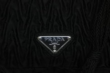 Load image into Gallery viewer, 極美品 PRADA プラダ 2WAYバッグ 5083 トライアングルロゴプレート ナイロン ファー ブラック シルバー金具 中古 4b009196
