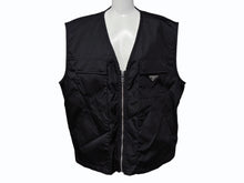 Load image into Gallery viewer, 極美品 PRADA プラダ Re-Nylon リナイロン ベスト SGC261 サイズ56 トライアングルロゴ ブラック 中古 4b009251