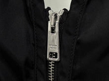 Load image into Gallery viewer, 極美品 PRADA プラダ Re-Nylon リナイロン ベスト SGC261 サイズ56 トライアングルロゴ ブラック 中古 4b009251