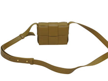 Load image into Gallery viewer, 新品同様 BOTTEGAVENETA ボッテガヴェネタ キャンディカセット ショルダーバッグ マキシイントレチャート ブラウン 中古 4b009557