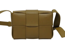 Load image into Gallery viewer, 新品同様 BOTTEGAVENETA ボッテガヴェネタ キャンディカセット ショルダーバッグ マキシイントレチャート ブラウン 中古 4b009557