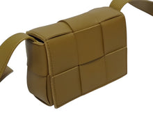 Load image into Gallery viewer, 新品同様 BOTTEGAVENETA ボッテガヴェネタ キャンディカセット ショルダーバッグ マキシイントレチャート ブラウン 中古 4b009557