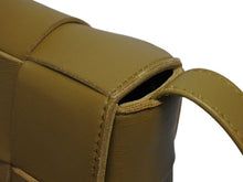 Load image into Gallery viewer, 新品同様 BOTTEGAVENETA ボッテガヴェネタ キャンディカセット ショルダーバッグ マキシイントレチャート ブラウン 中古 4b009557