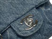 Load image into Gallery viewer, 極美品 CHANEL シャネル ミニマトラッセ16 Sフラップ Sチェーンショルダーバッグ 30番台 デニム ココマーク シルバー金具 中古 4b009614