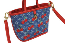 Load image into Gallery viewer, 新品未使用 LOUIS VUITTON ルイヴィトン 村上隆 LV × TM ネヴァーフルインサイドアウトBB トートバッグ M14997 モノグラムデニムチェリー ブルー レッド 中古 4b009710