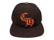 Load image into Gallery viewer, 新品未使用 CHROME HEARTS クロムハーツ CH刺繍 新作 ベースボール キャップ 帽子 U.S.A製 ブラウン オレンジ シルバー金具 中古 4b009834