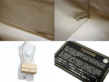 Load image into Gallery viewer, 極美品 CHANEL シャネル マトラッセ25 Wフラップ Wチェーンショルダーバッグ 7番台 キャビアスキン A1112 ベージュ ゴールド金具 中古 4b009858