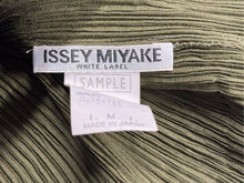 Load image into Gallery viewer, 極美品 ISSEY MIYAKE イッセイミヤケ WHITE LABEL プリーツベスト サンプル JAPAN製 ポリエステル カーキ 中古 4b004344