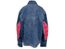 Load image into Gallery viewer, 極美品 CHROME HEARTS クロムハーツ クラシックジーン 袖フローラルクロスパッチ デニムジャケット ブルー レッド サイズXXL 中古 4b006175