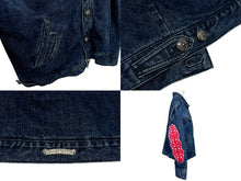 Load image into Gallery viewer, 極美品 CHROME HEARTS クロムハーツ クラシックジーン 袖フローラルクロスパッチ デニムジャケット ブルー レッド サイズXXL 中古 4b006175