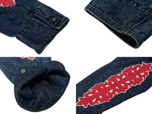 Load image into Gallery viewer, 極美品 CHROME HEARTS クロムハーツ クラシックジーン 袖フローラルクロスパッチ デニムジャケット ブルー レッド サイズXXL 中古 4b006175