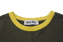 Load image into Gallery viewer, MIUMIU ミュウミュウ クロップドＴシャツ ロゴ刺繍 MJN519 コットン カーキ サイズXS 美品 中古 4c000250